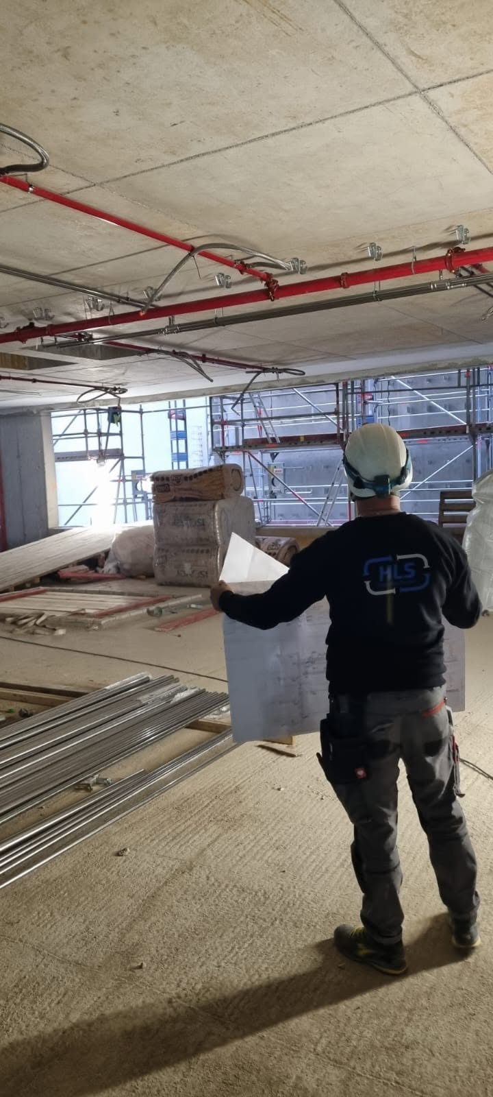 HLS-Monteur auf Wohnungsbau-Baustelle in Hamburg